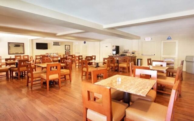 Days Inn & Suites by Wyndham San Diego Near Sea World