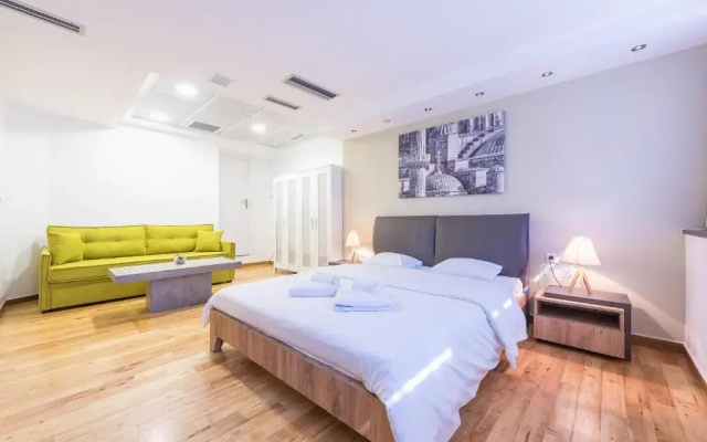 Central 3 bdrm apt for 12, Fresh Renovated!