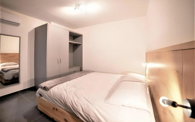 Elise Apartments