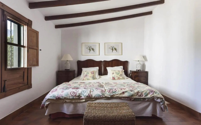 Rural House Los Orovales with Terrace and Parking