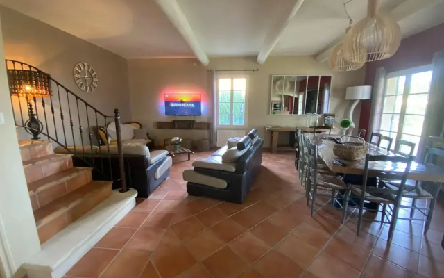 Farmhouse With Swimming Pool in Provence