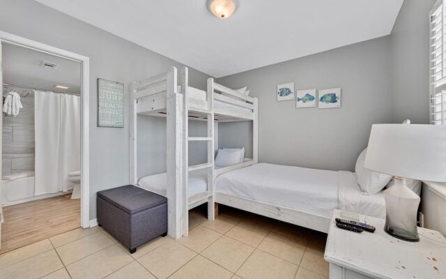 Relaxing 2bd/2ba w/ Partial View & Pool