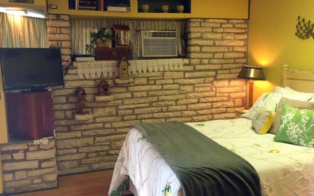 Modern Luxurious Home Near Main W/hot Tub-firepit!