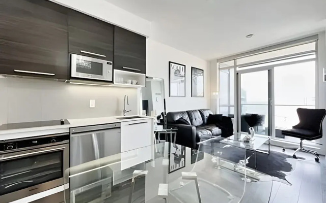 Gorgeous Condo By the Lake W/Parking