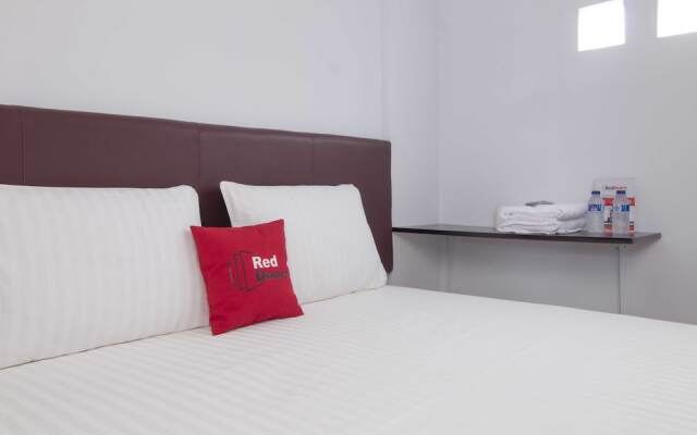RedDoorz near Siloam Karawaci 2
