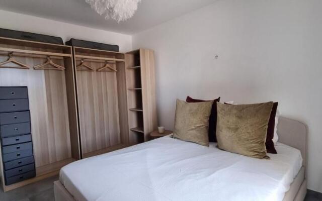Nice 40m With Wifi Balcon Near The City