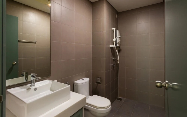 Bright 3 Queen Bed Condo Walk to KL Tower