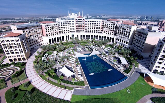 The Ritz-Carlton Abu Dhabi, Grand Canal