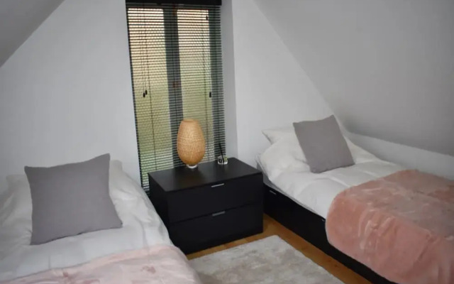 Cosy 2 Bedroom House With Parking
