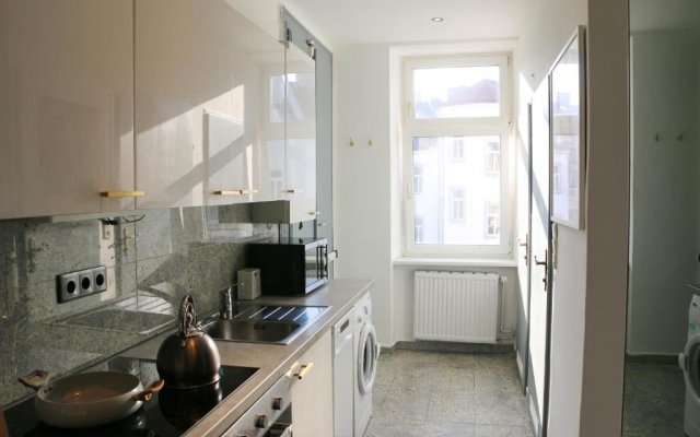 Charming Apartment: only 10 Minutes to the Center