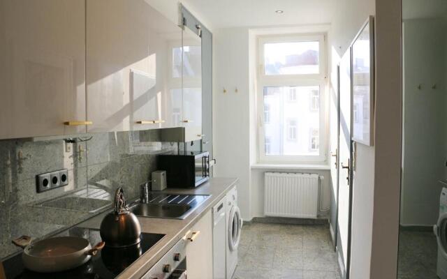 Charming Apartment: only 10 Minutes to the Center