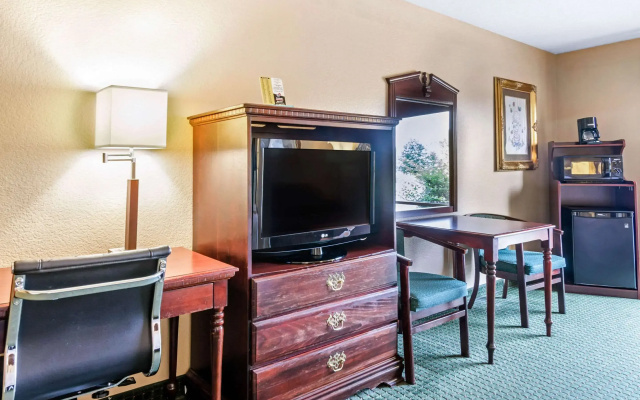 Quality Inn & Suites Carthage near Precious Moments Chapel