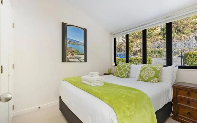 255 on The Lake - Lakefront Views and Close to Town – Guest Rooms – Queenstown