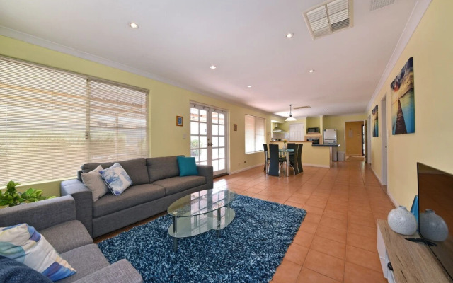 Redcliff Home Close to City & Airport
