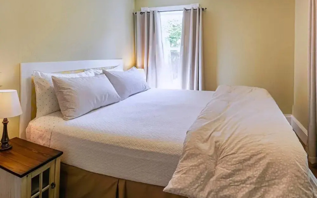 Pioneer House - South Suite