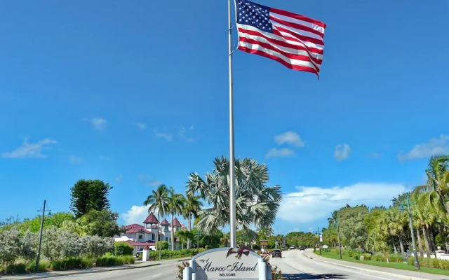 Island-style Condo With Pool, spa and Steps to Beach