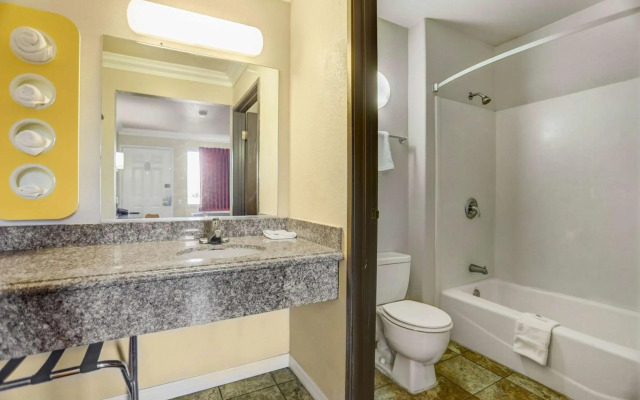 Motel 6 Fresno, CA - Belmont Ave