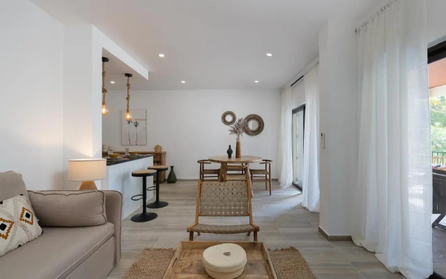 Amazing Beach House with Balcony (Free WI-FI)