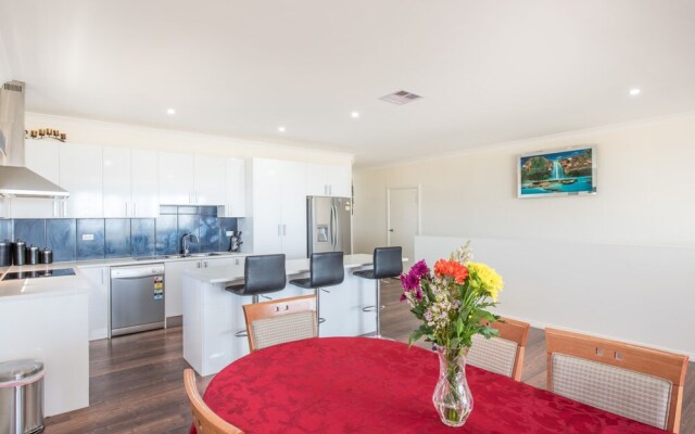 The Oasis - 6 Turnberry Drive, Links Lady Bay