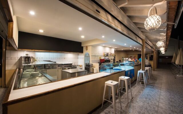 Sandy Beach Complex by Konnect - Poolside Studios and Seaside Apartments