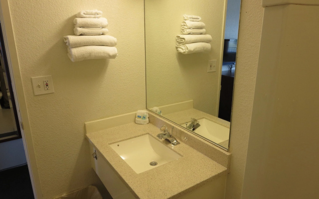 Rodeway Inn Greeley - Image 7