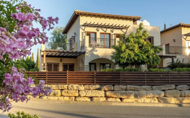 Bright Apartment With Shared Pool in Aphrodite Hills