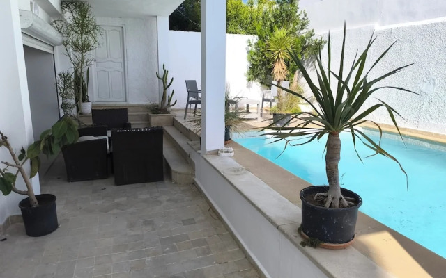Stylish villa avec parking et piscine
