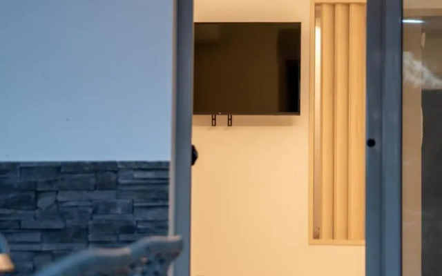 SithoniaRS Luxury Ground Floor Apartment With Private Garden