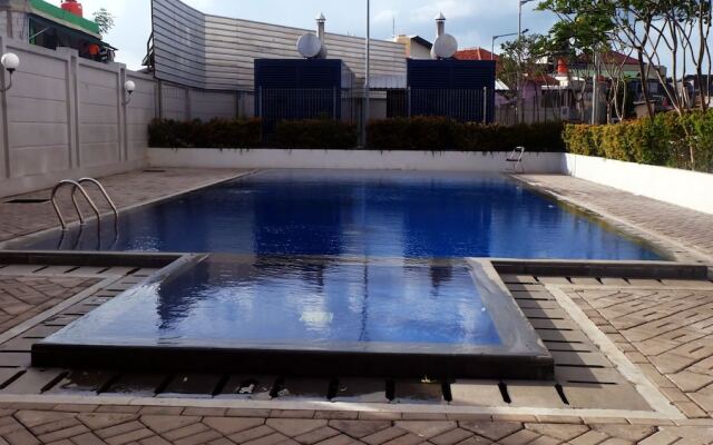 Homey And Good Place Studio At Tifolia Apartment