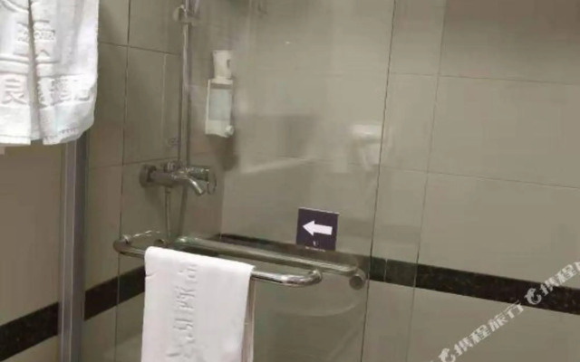 Yibai Liangpin Hotel (Shanghai Zhoupu Subway Station Xiaoshanhai Branch)