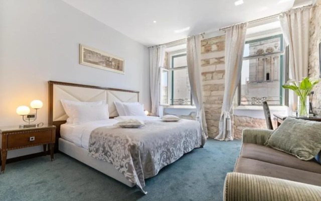 Antique Split Luxury Rooms