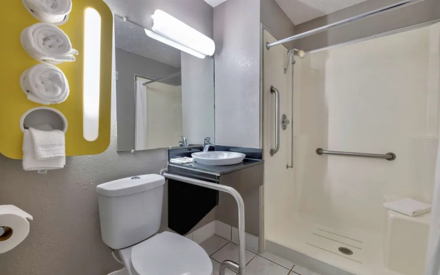 Travelodge/motel 6 Oshkosh