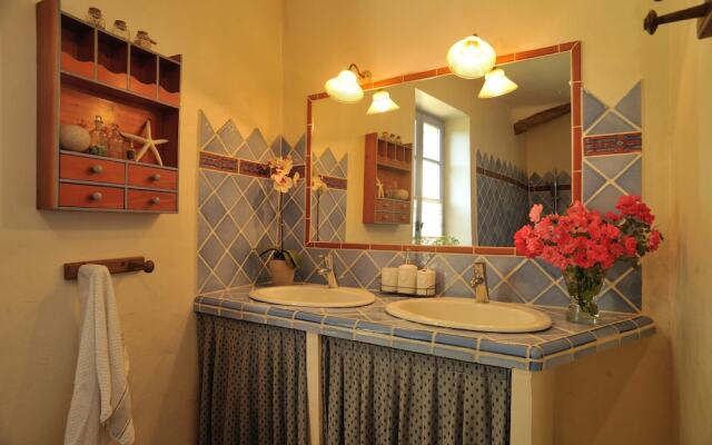 Mansion With 5 Bedrooms in Grans, With Pool Access, Furnished Garden a