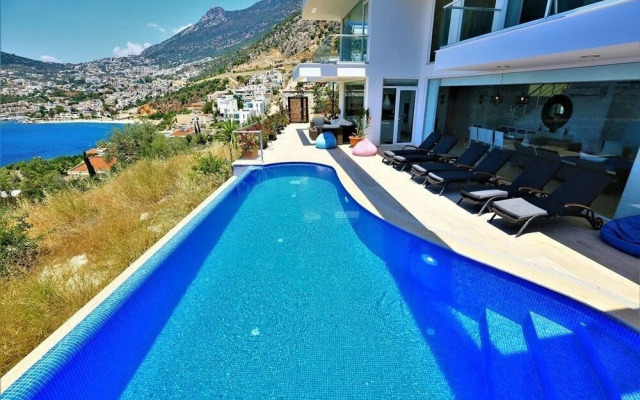 Villa Luminex by Akdenizvillam