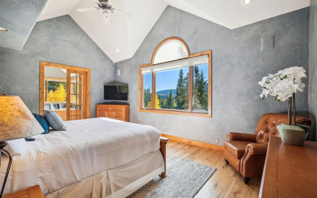 Rounds Retreat 4 Bedroom Home by RedAwning