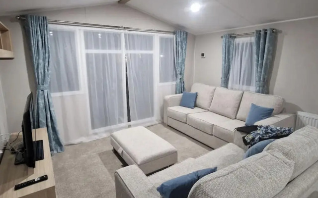 Family Caravan - Sleeps 6 - Pet Friendly - Parking