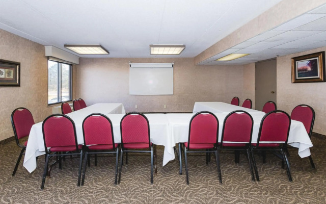 Ramada Hotel & Conference Center by Wyndham Plymouth