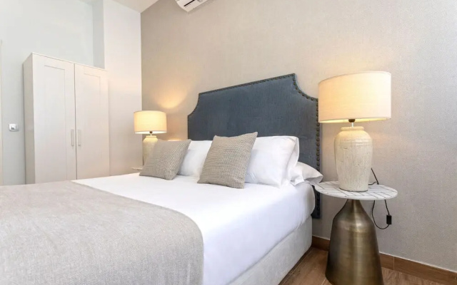Beautiful 1 BD Apartment in the City Center Recaredo I