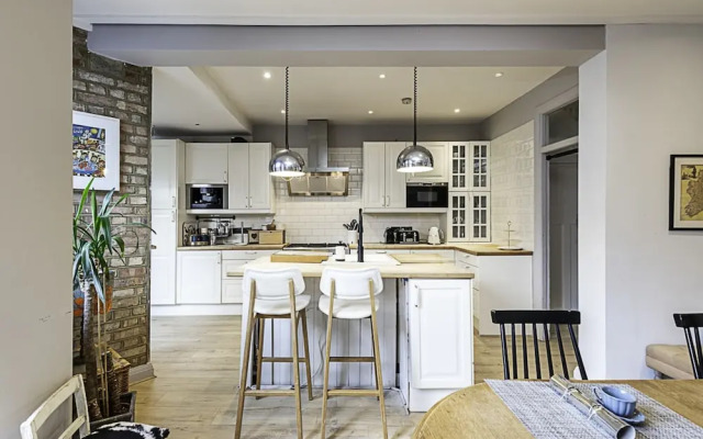 Gorgeous 4-bed Home With a Fireplace and Terrace