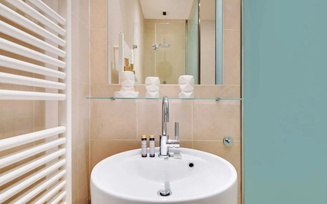 Fabulous House : a Gem in Chic Western Paris