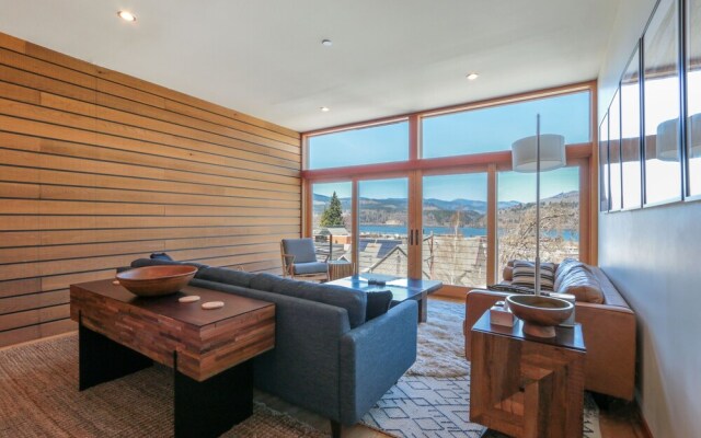 ALOFT Airy Design Townhouse with Columbia River View by RedAwning