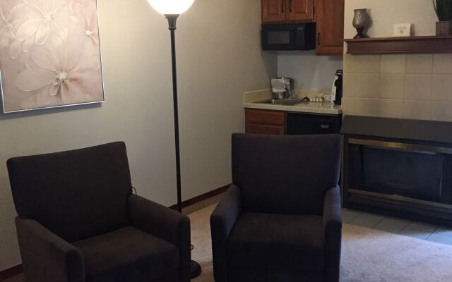Hilltop Inn & Suites