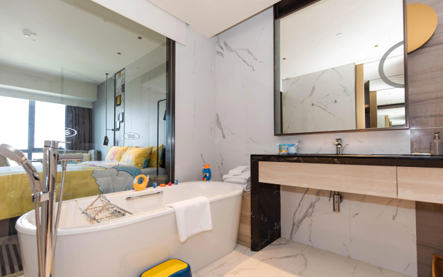 Crowne Plaza Foshan Nanhai-an IHG Hotel-Guangzhou South Railway Station Free Shuttle Bus