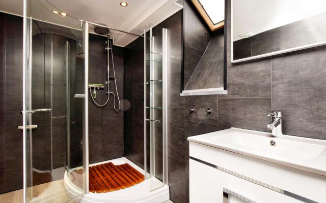 Modern Family Home With Wellness