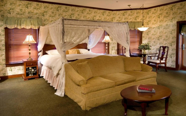 Carlisle Inn Sugarcreek