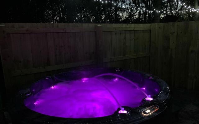 Lola Lodge - Luxury Hot Tub Retreat