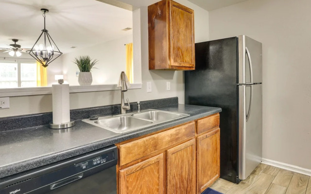 Charming North Charleston Townhome - Pets Welcome!
