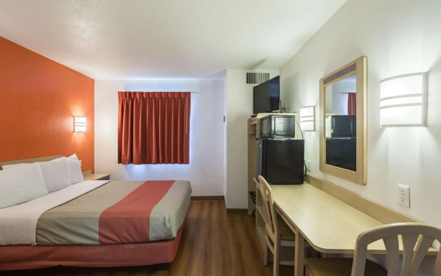 Motel 6 Dale, IN