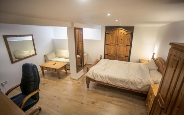 Beautiful 1-bed Basement Flat in Leeds