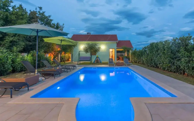 Sunny Escape Holiday Home Dicmo With Pool and Gym